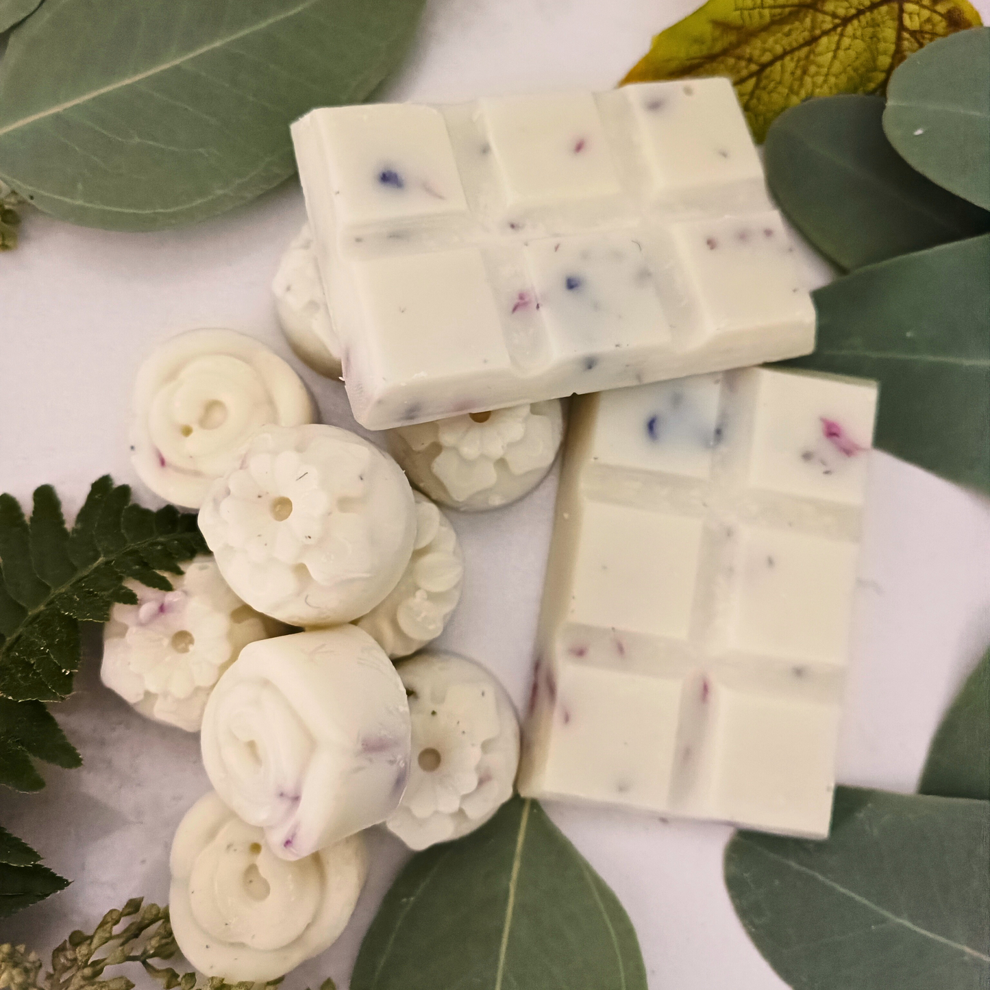 individual flower-shaped wax melts with two wax melt bars