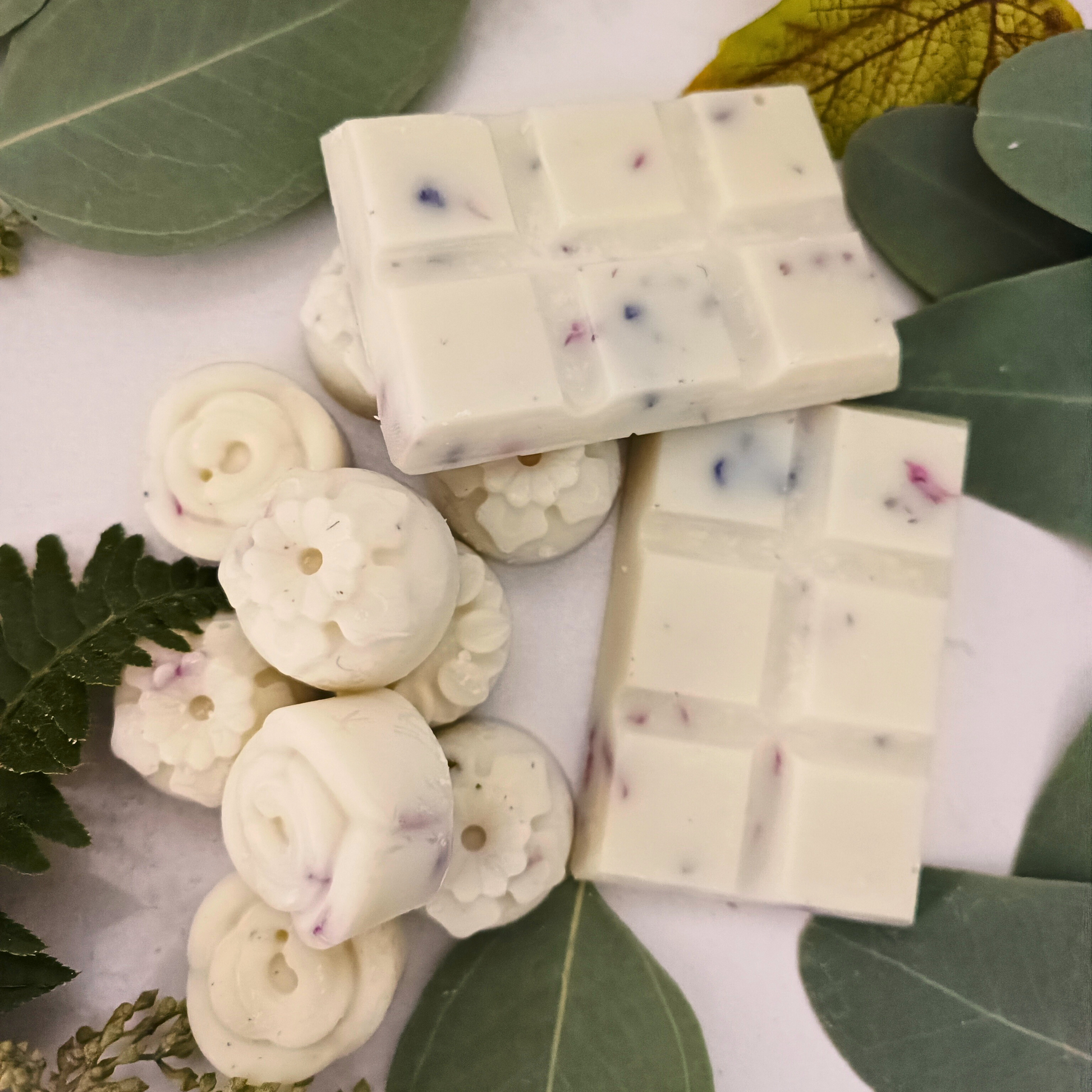individual flower-shaped wax melts with two wax melt bars