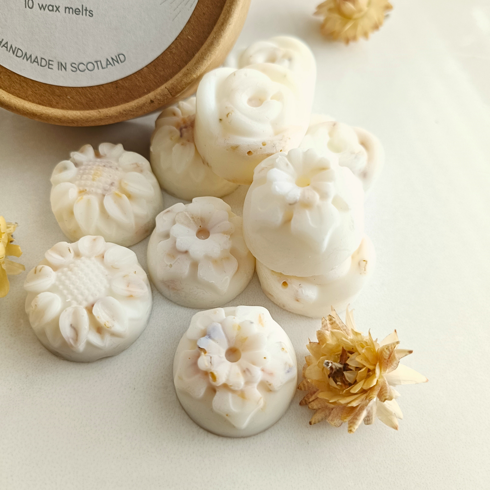 10 individual flower-shaped Vanilla Musk wax melts