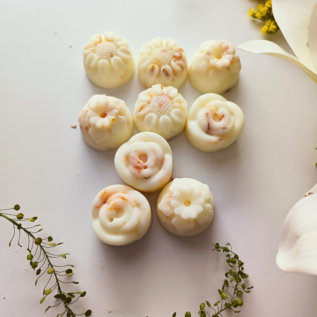 9 individual flower-shaped Vanilla Musk wax melts